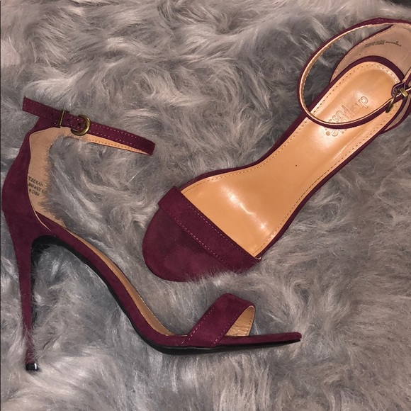 Burgundy strap heels - Picture 1 of 2